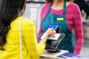 ContactlessCard_WomanGrocery_1