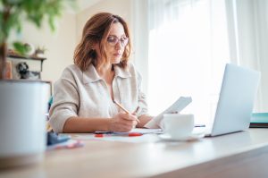 Beautiful,Middle-aged,Woman,In,Glasses,Counting,Family,Business,Budget,Gazing
